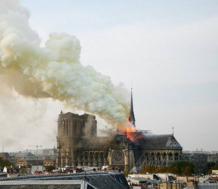 Incendio alla cattedrale Notre Dame di Parigi 