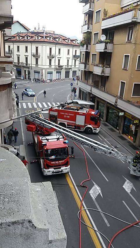 Incendio tetto in via Piave a Varese