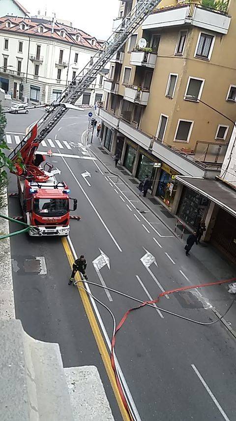 Incendio tetto in via Piave a Varese