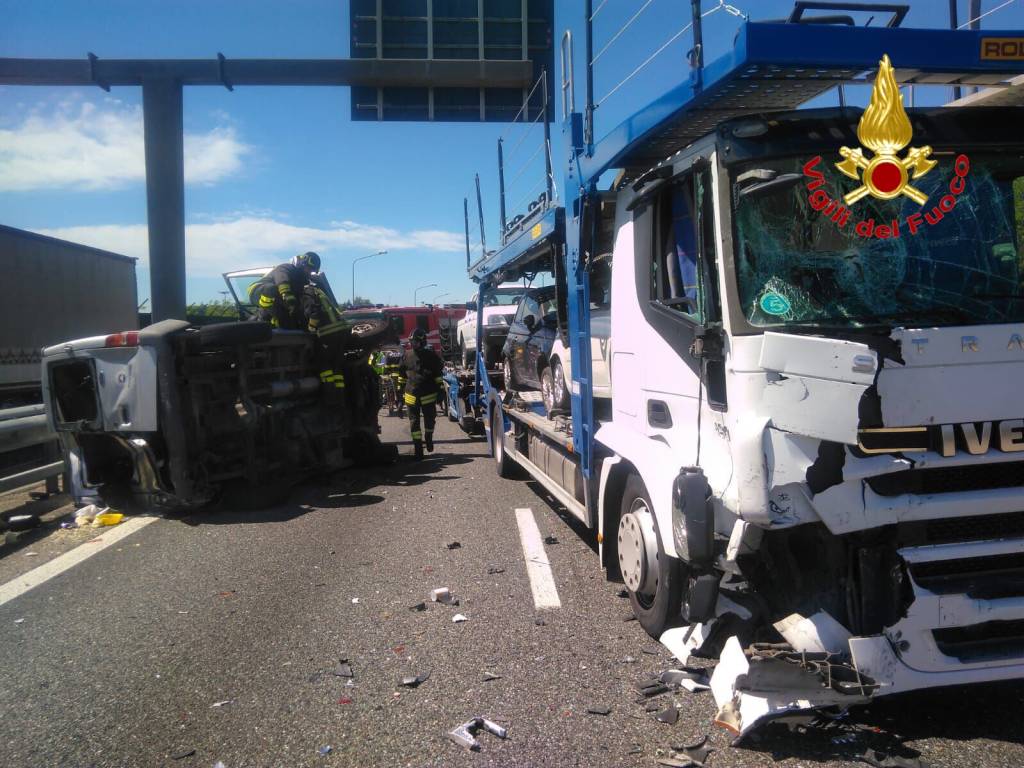 incidente furgone camion bisarca