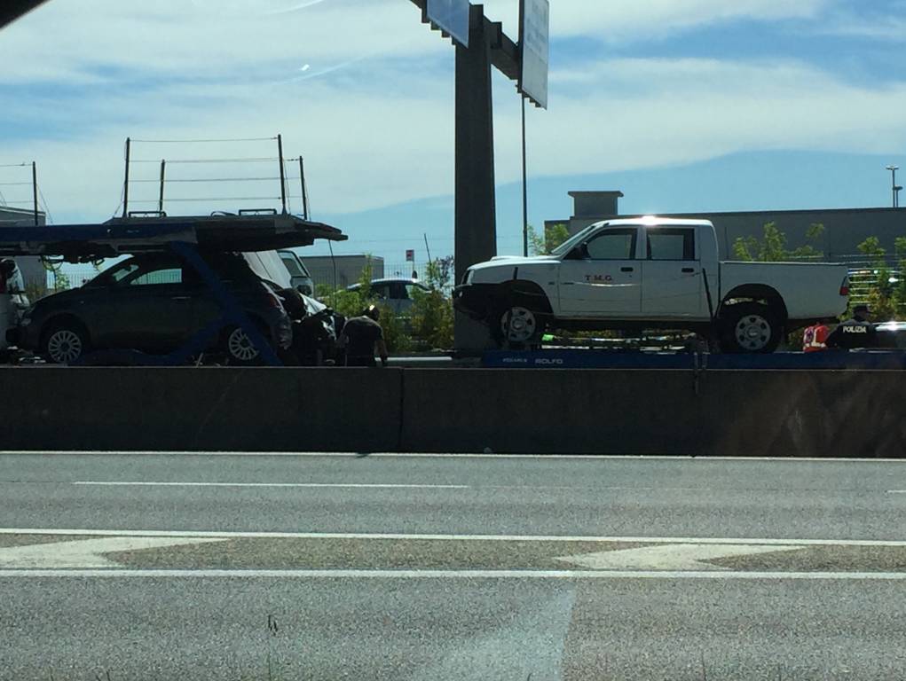 incidente furgone camion bisarca