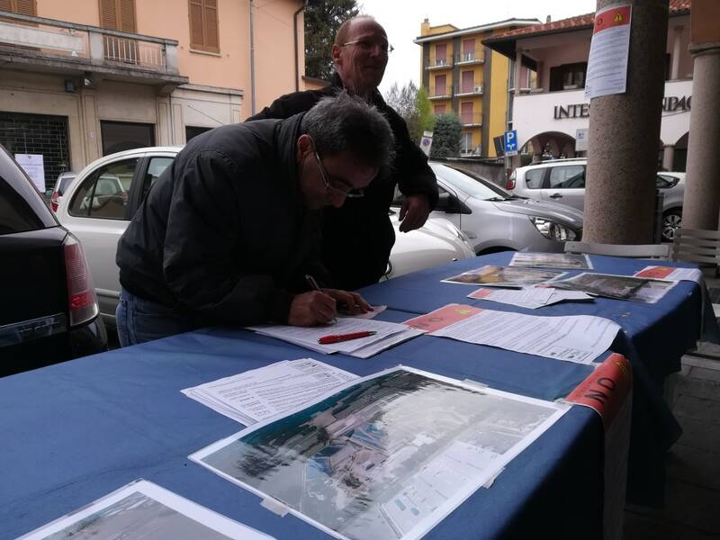 No discarica cerro maggiore striscioni raccolta firme  12 