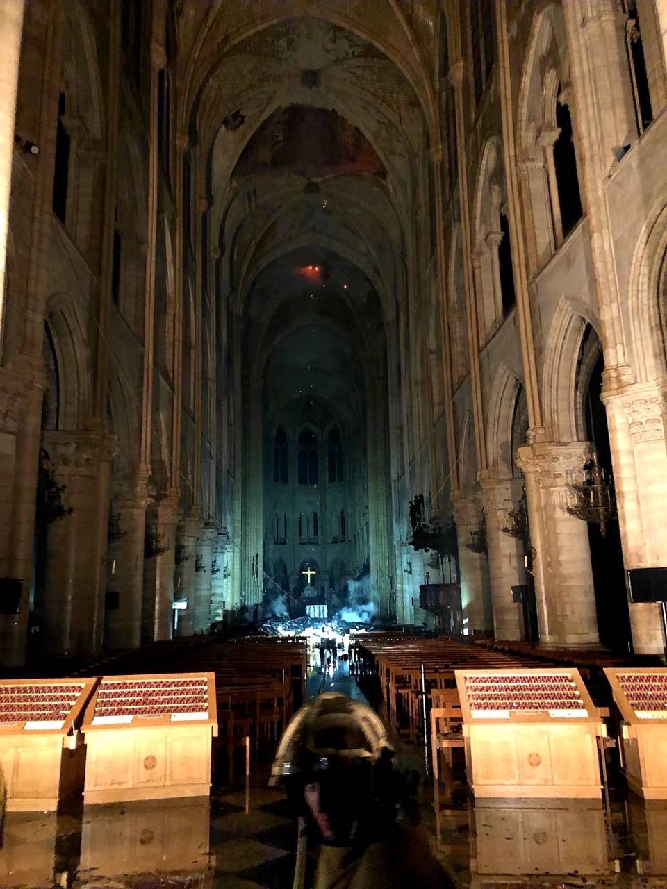 Notre Dame sopravvissuta alle fiamme