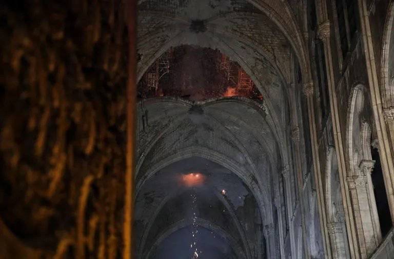 Notre Dame sopravvissuta alle fiamme