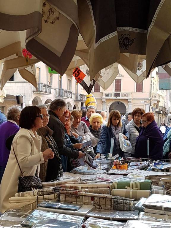 Pasqua ad Angera con Agli Ambulanti di Forte dei Marmi