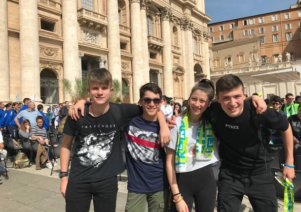 Quattro ragazzi di Gallarate sulla papamobile con Papa Francesco