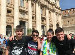 Quattro ragazzi di Gallarate sulla papamobile con Papa Francesco