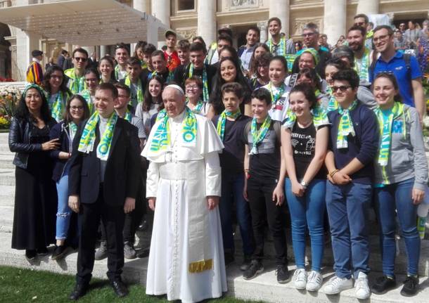 Quattro ragazzi di Gallarate sulla papamobile con Papa Francesco