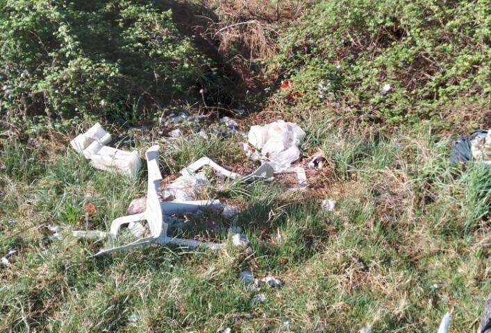 Rifiuti abbandonati cerro  maggiore  2 