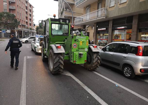 Ruba un escavatore a Rho