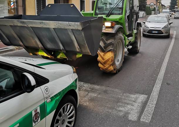 Ruba un escavatore a Rho