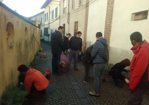 Canegrate – I ragazzi del Progetto officina aiutano l’uomo dei fiori Mario Prestianni