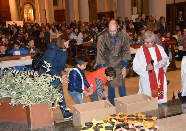 Ai Santi Martiri, in 350 alla Via Crucis con un sasso