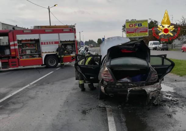 Auto fiamme Sempione Busto