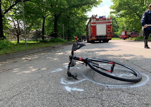 Bicicletta travolta da un camion, morto il ciclista