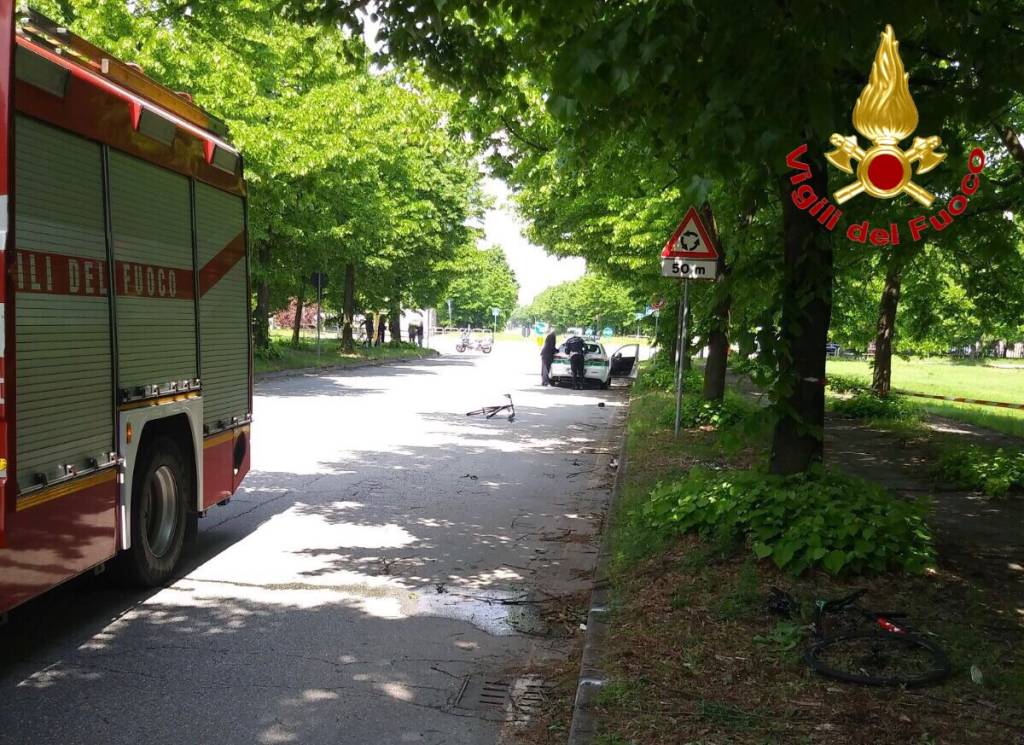 Bici contro un camion in via dell'Industria a Busto Arsizio