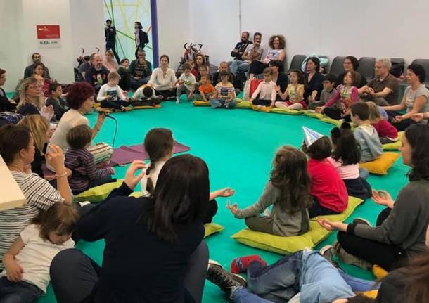 biscia dorata yoga per bambini