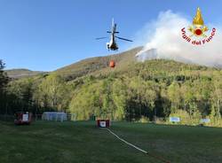L\'incendio nel boschi di Dumenza