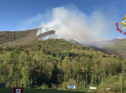 L\'incendio nel boschi di Dumenza