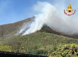 L\'incendio nel boschi di Dumenza