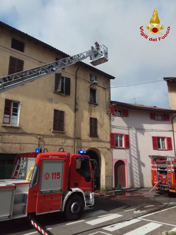 Incendio in via Mazzini a Malnate