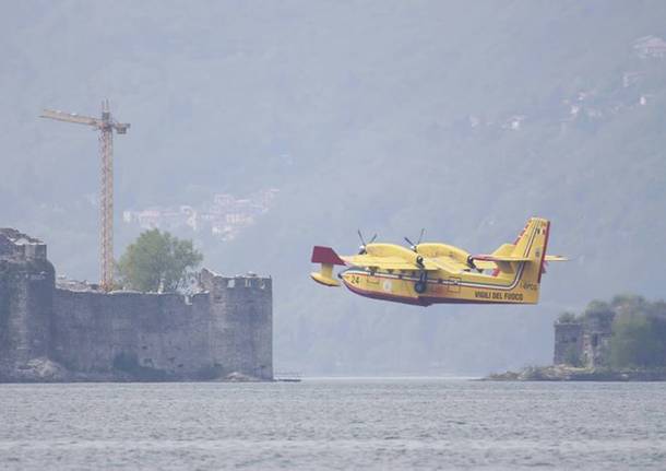 Il Canadair sul Lago Maggiore