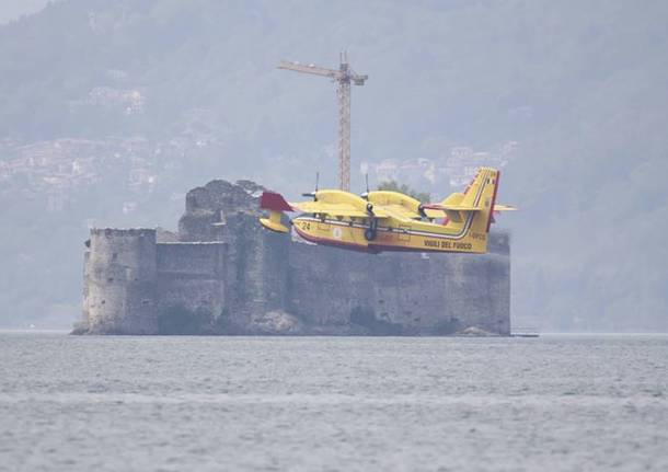 Il Canadair sul Lago Maggiore