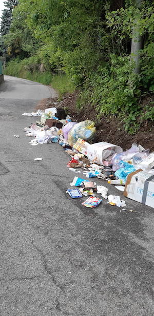 Rifiuti per strada, la protesta dei residenti