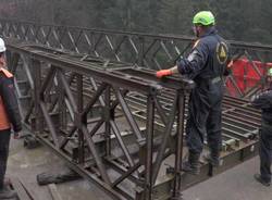VOLONTARI DI PROTEZIONE CIVILE A LEZIONE DAI GENIERI PER IMPARARE A COSTRUIRE UN PONTE BAILEY