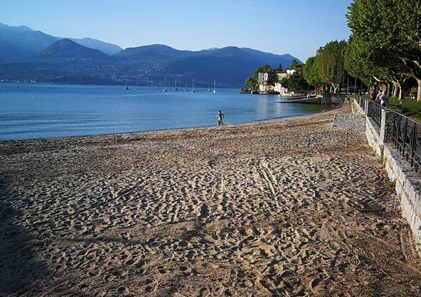 Cerro, i cittadini puliscono spiaggia e lungolago 