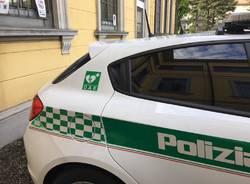 consegna vettura polizia locale con defibrillatore