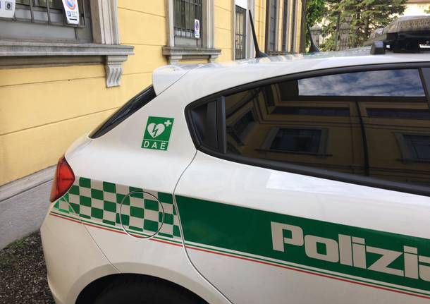 consegna vettura polizia locale con defibrillatore