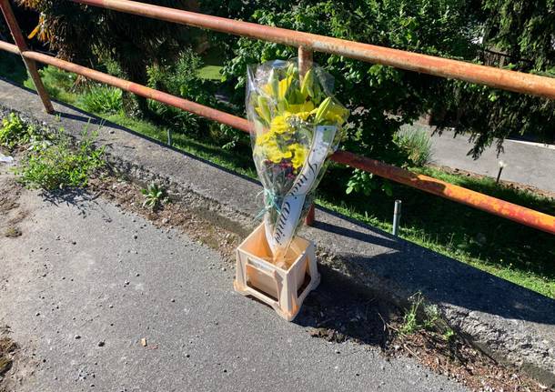 Fiori, lacrime e preghiere per ricordare Lorenzo