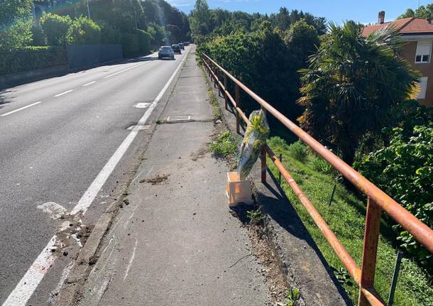 Fiori, lacrime e preghiere per ricordare Lorenzo