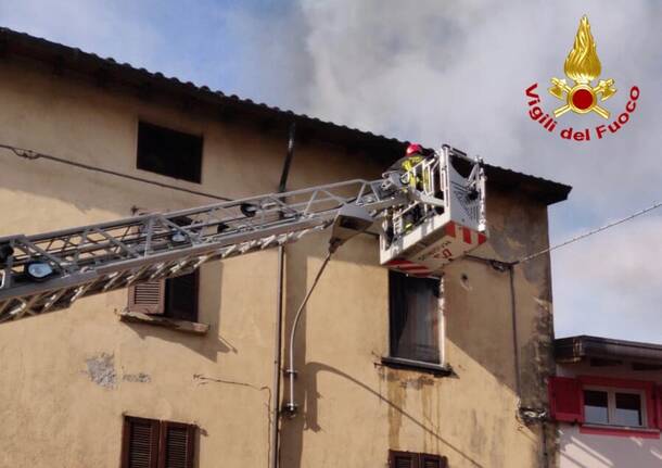 Malnate: Incendio in una mansarda gatto salvato dai Vigili del Fuoco
