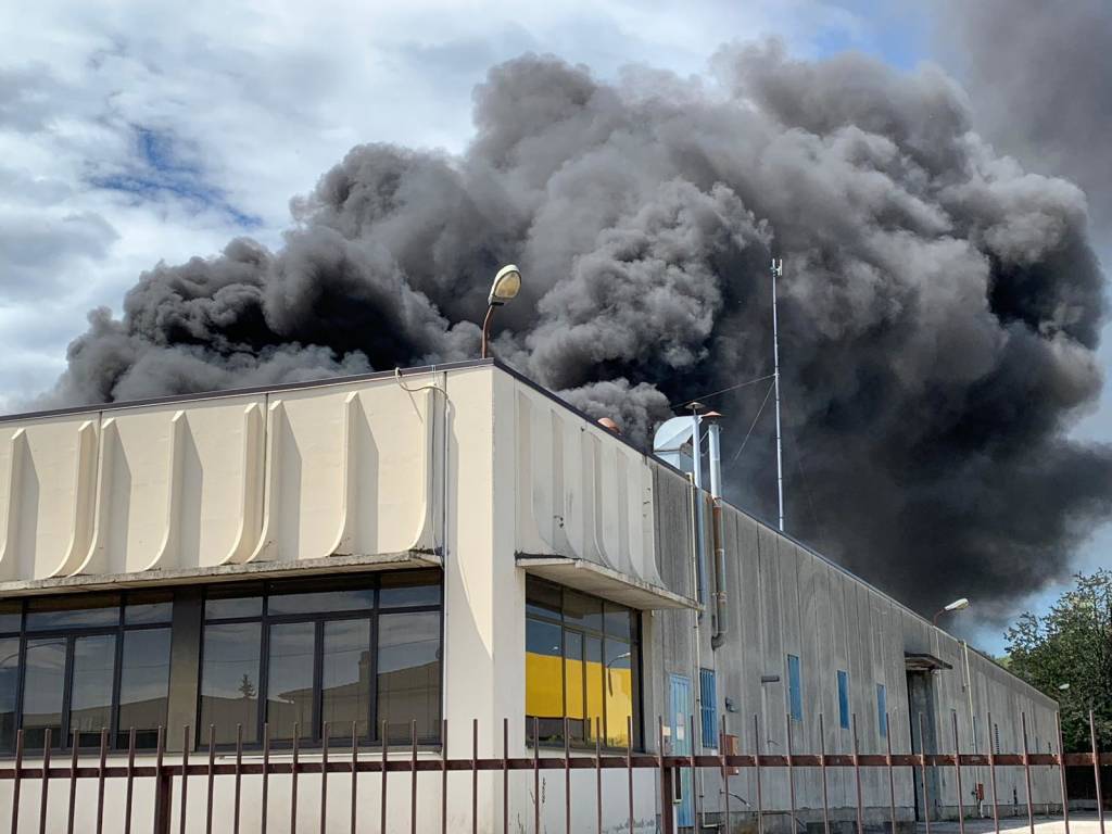 Incendio capannone di Gazzada Schianno 