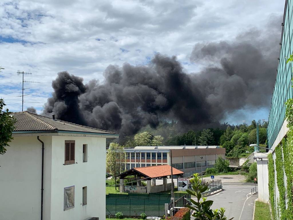 Incendio capannone di Gazzada Schianno 