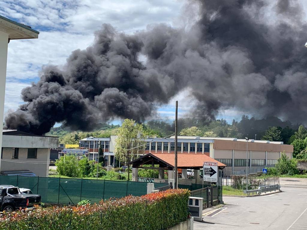 Incendio capannone di Gazzada Schianno 