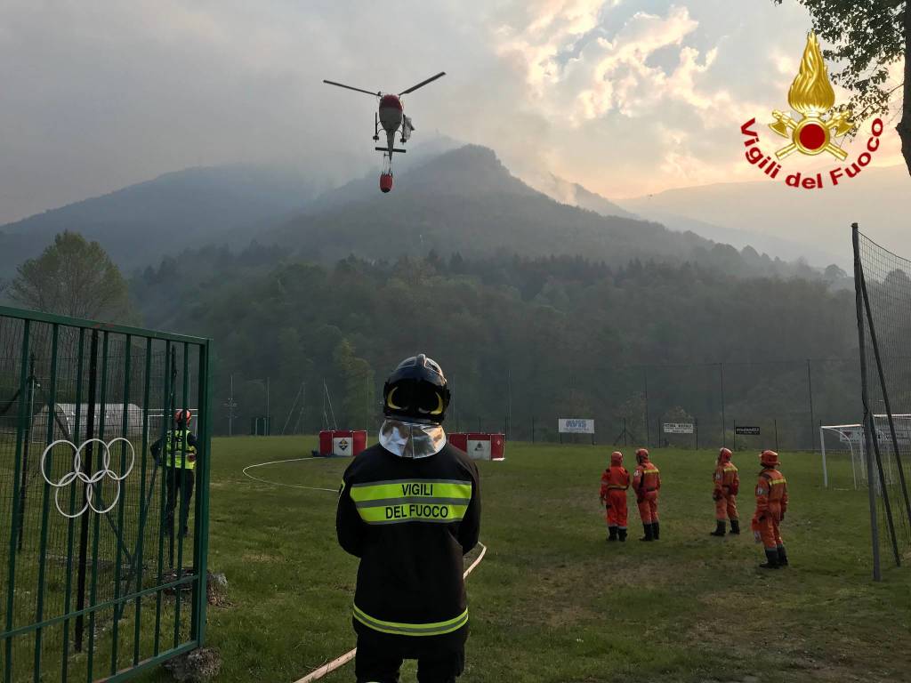 Incendio monti luinese: in azione gli elicotteri - maggio 2019