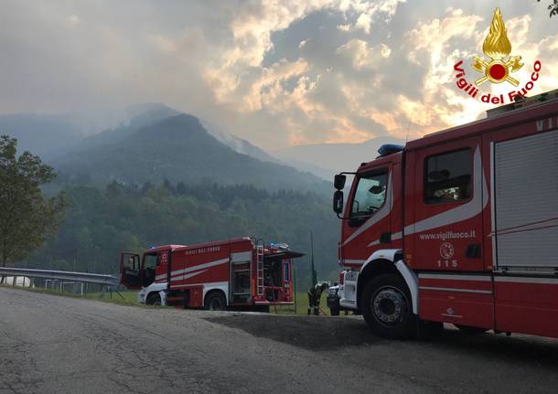 Elicotteri in azione nell’incendio nei boschi di Dumenza