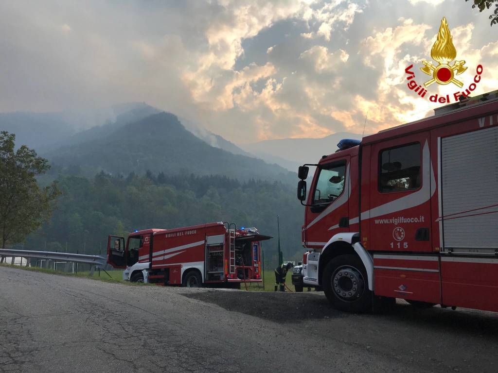 Incendio monti luinese: in azione gli elicotteri - maggio 2019