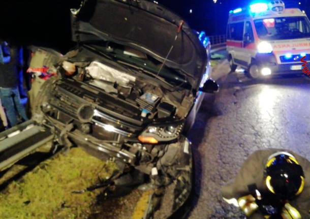 Auto fuori strada a Malnate