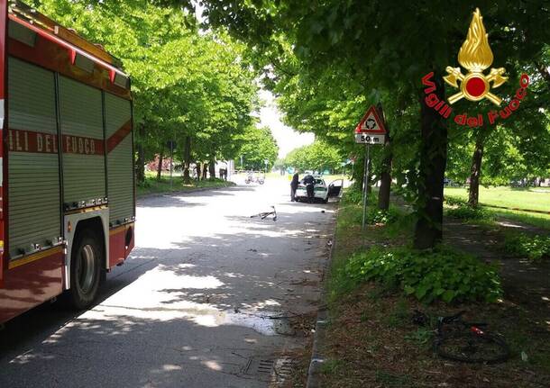 Incidente tra bici e camion in viale dell’Industria, morto 61enne