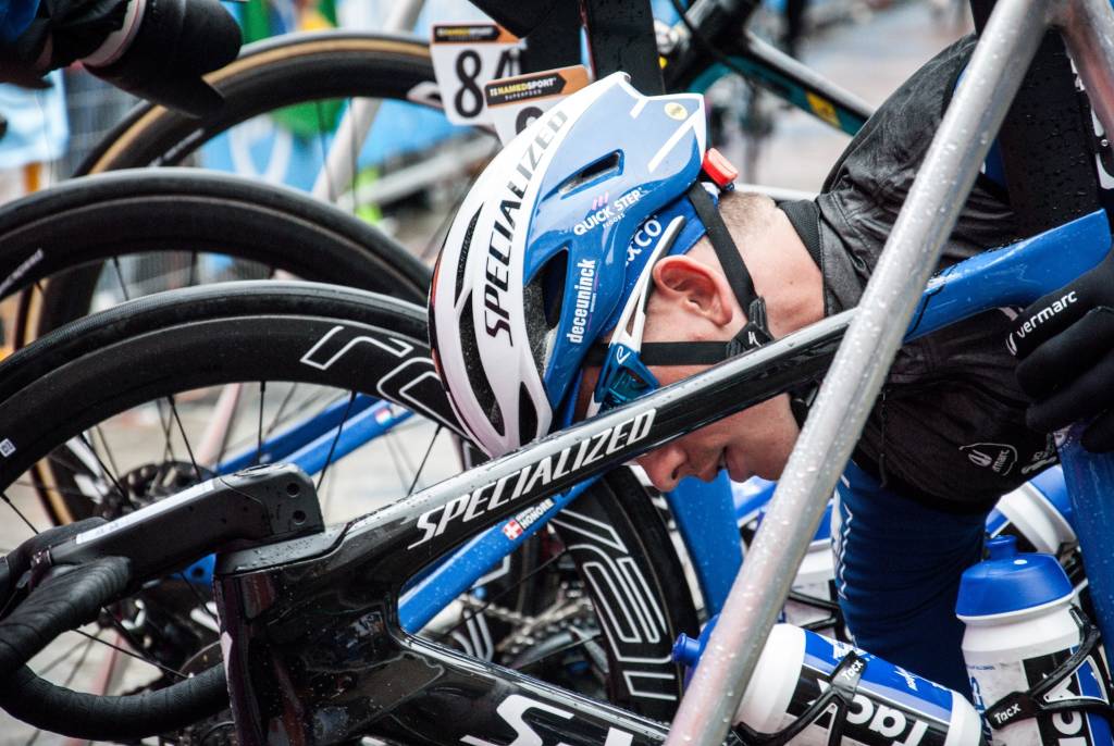 La seconda tappa del Giro al via sotto la pioggia