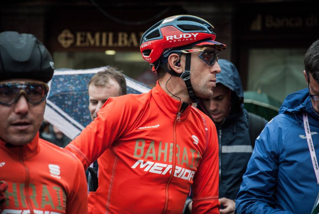 La seconda tappa del Giro al via sotto la pioggia