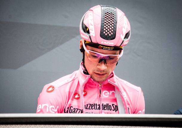 La seconda tappa del Giro al via sotto la pioggia