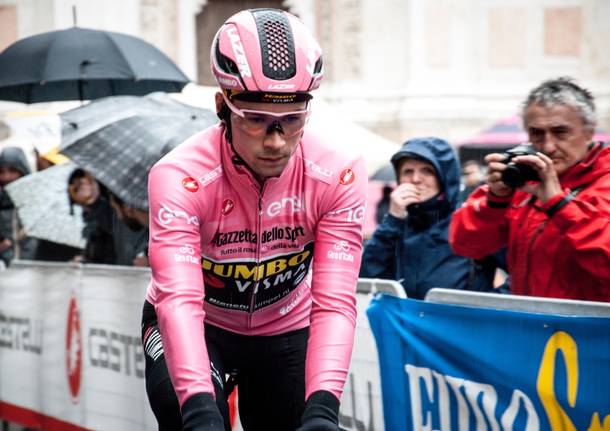 La seconda tappa del Giro al via sotto la pioggia