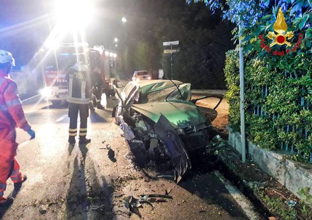 Scontro nella notte, due feriti e auto distrutta