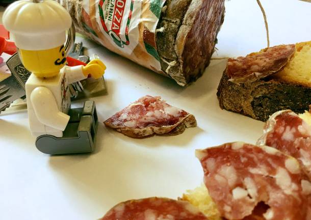 C’è un omino Lego in giro per Azzate