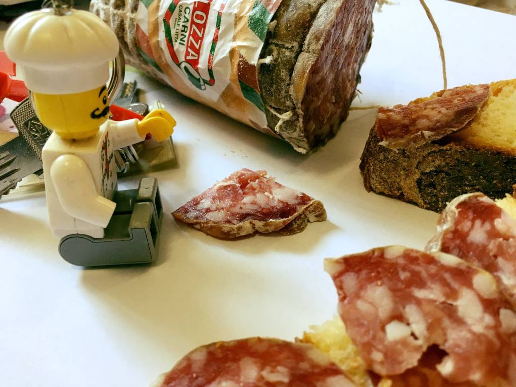 Omino Lego in giro per Azzate